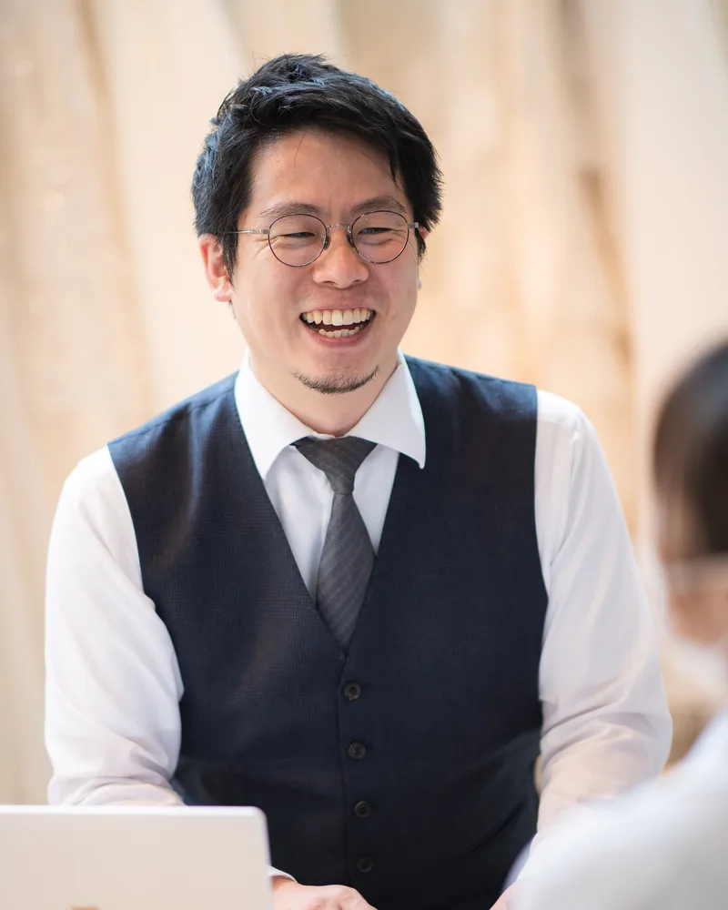 笑顔で相談を受ける、婚礼屋ブライダルマスミ四代目・宮守洋輔