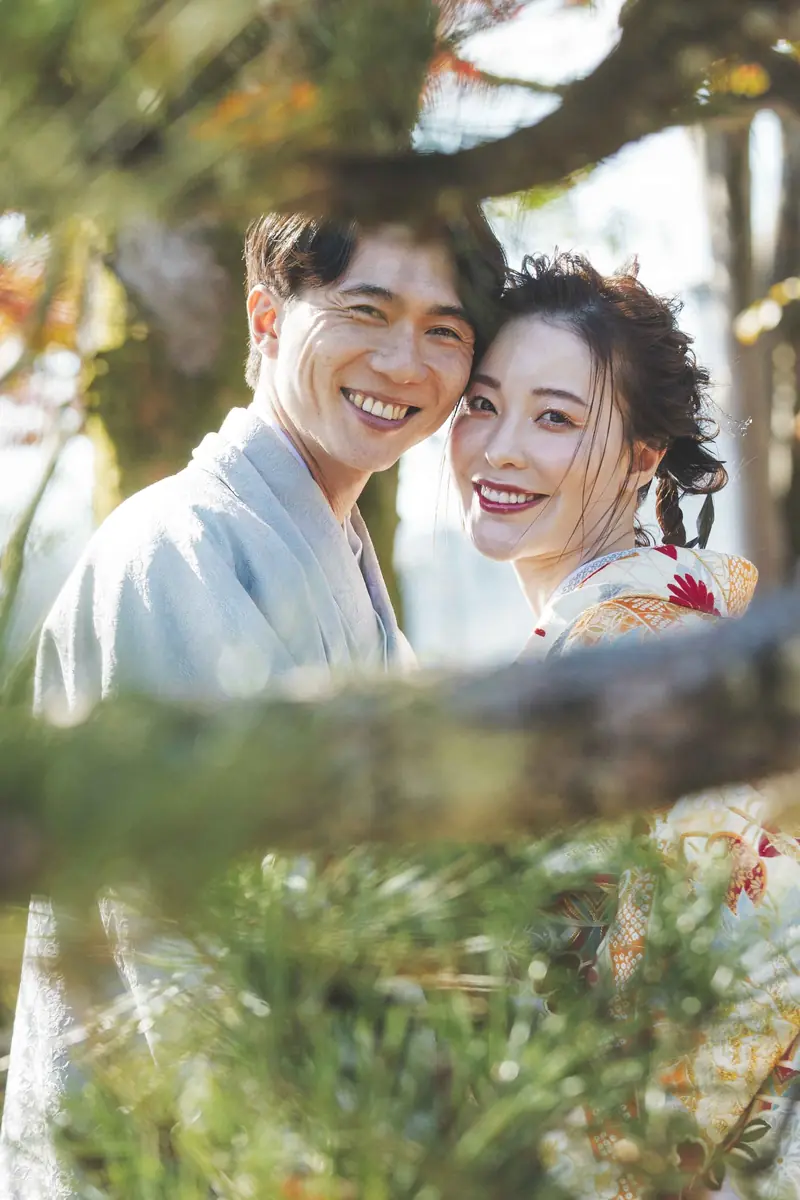 和装とドレスで笑顔を見せるおふたり