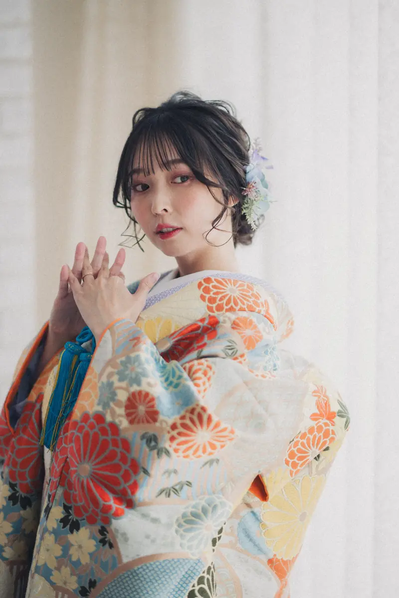 窓の光の中に立つ、色打掛の花嫁