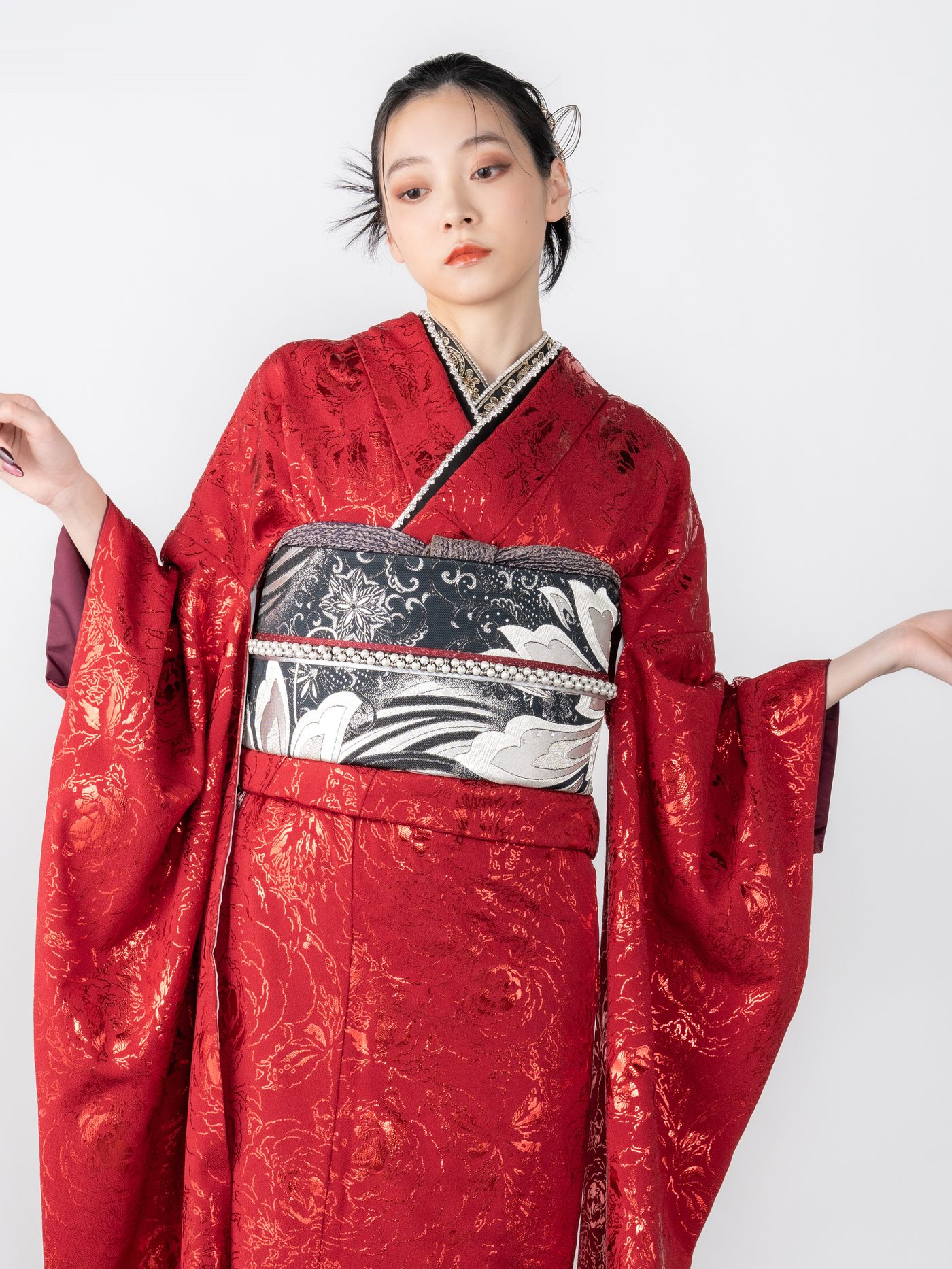 赤い振袖を着たモデル
